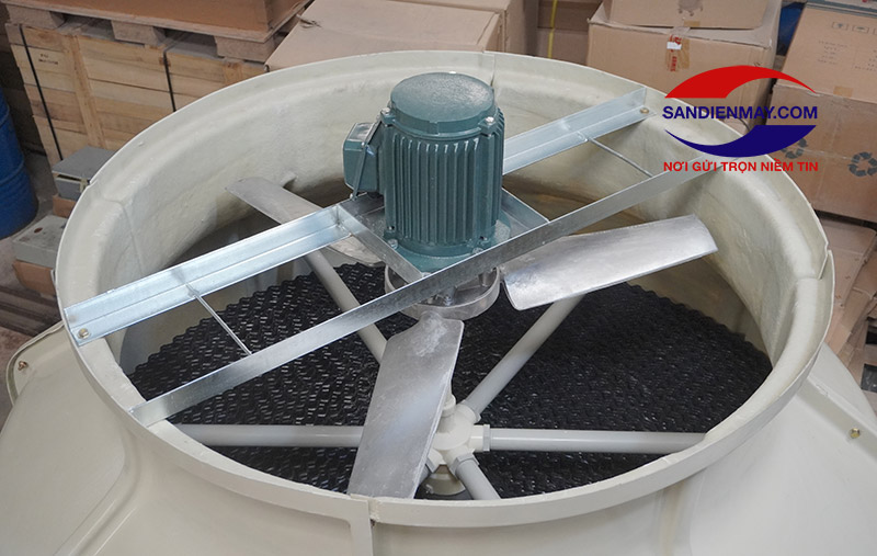 Động cơ và cánh quạt được lắp trên đỉnh tháp